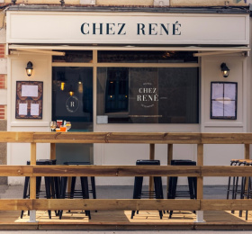 le café du mardi de cleunay se transforme en bistrot convivial à rennes, offrant une ambiance chaleureuse et un lieu idéal pour se retrouver entre amis.