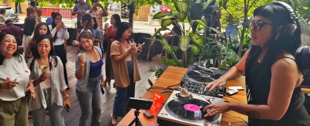 découvrez les coffee rave parties, la nouvelle tendance matinale en indonésie où café et musique électronique fusionnent pour des réveils uniques et énergisants.