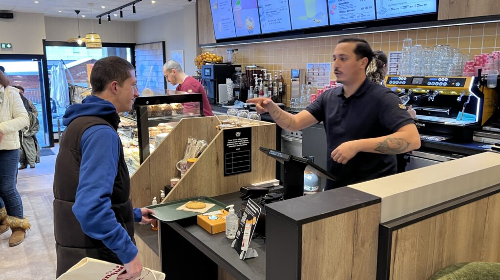 découvrez comment columbus café s'inspire du modèle starbucks pour offrir une expérience café unique alliant convivialité et qualité.