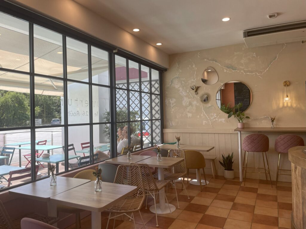 découvrez le nouveau coffee shop tendance à chambray-lès-tours, un lieu convivial où savourer cafés exquis et pâtisseries artisanales dans une ambiance moderne et chaleureuse.