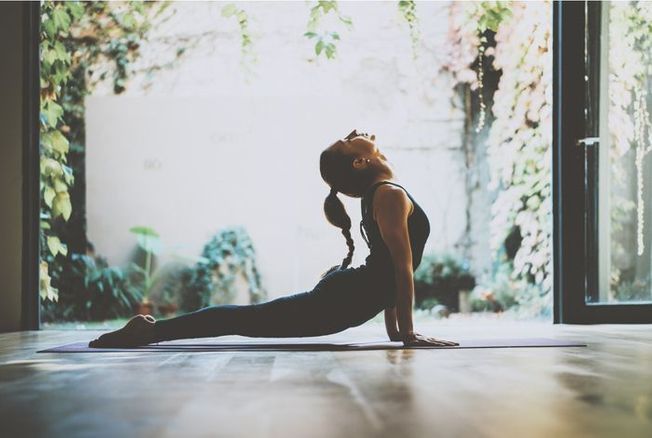 découvrez les bienfaits du yoga restauratif pour réduire le stress, améliorer la relaxation et favoriser la récupération physique et mentale.