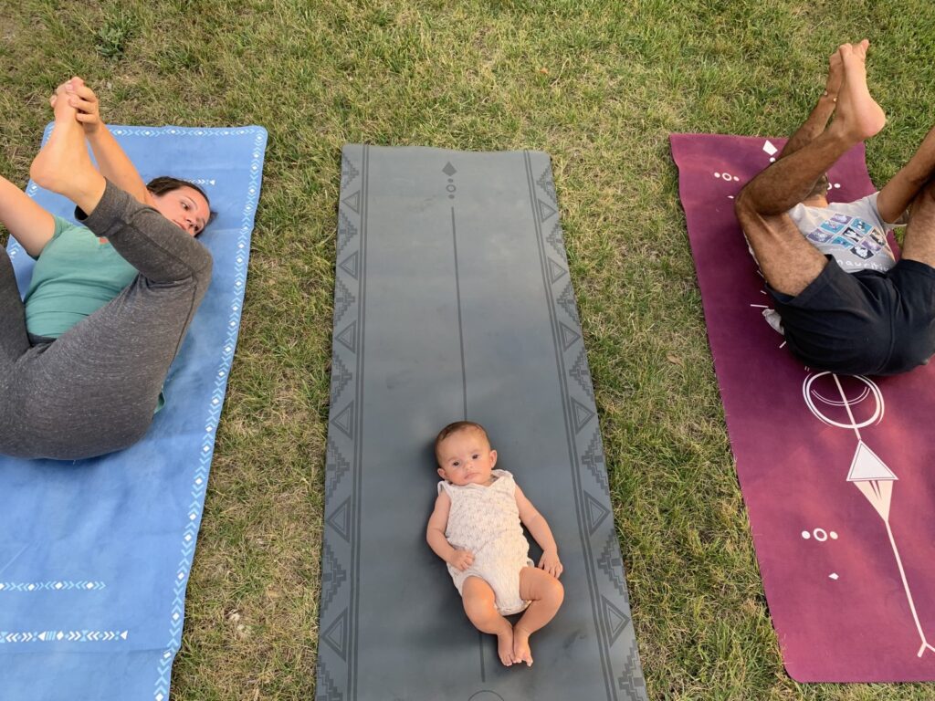 découvrez les bienfaits du yoga pour bébé et son impact positif sur le développement physique et émotionnel de votre enfant.