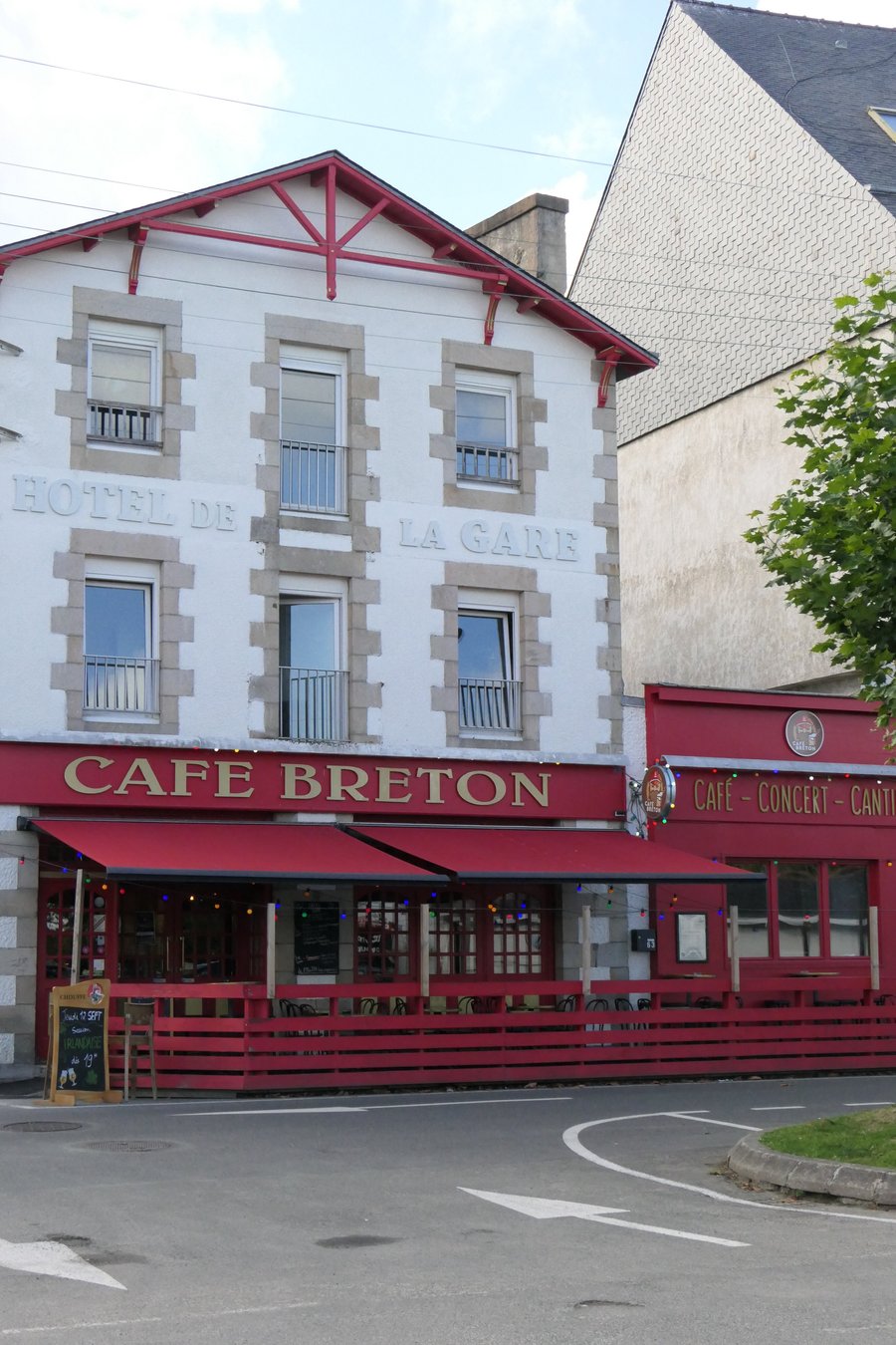 découvrez l'ambiance conviviale du café breton « l'enfer », un lieu chaleureux où partager de bons moments autour d'un café authentique.