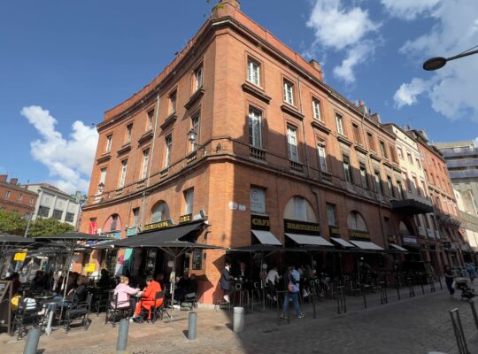 découvrez les trésors intemporels de toulouse à travers ses lieux emblématiques : café concorde, chez tonton et le cardinal, où authenticité et charme se rencontrent.