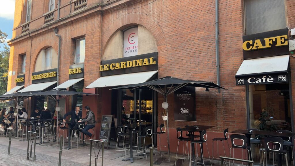 découvrez les trésors intemporels de toulouse à travers ses lieux emblématiques : le café concorde, chez tonton et le cardinal, pour une expérience authentique et chaleureuse.